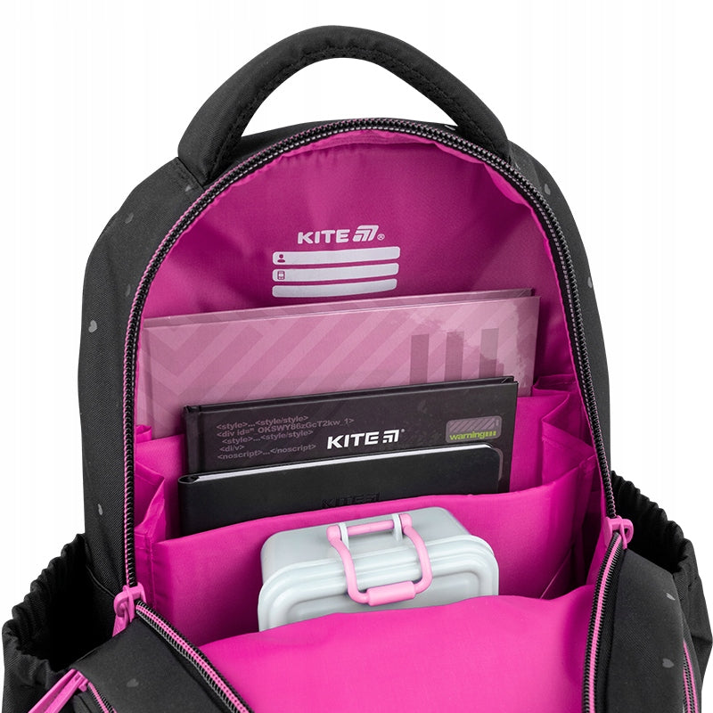 Wnętrze głównej komory z przegrodami na książki A4.