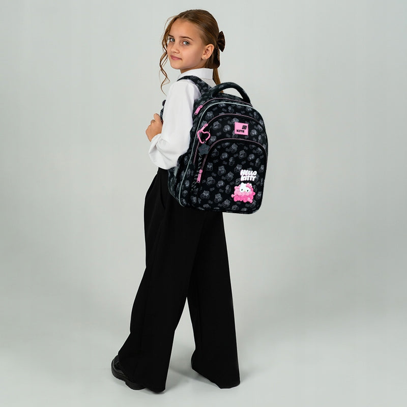Plecak ortopedyczny Kite Hello Kitty noszony przez dziewczynkę