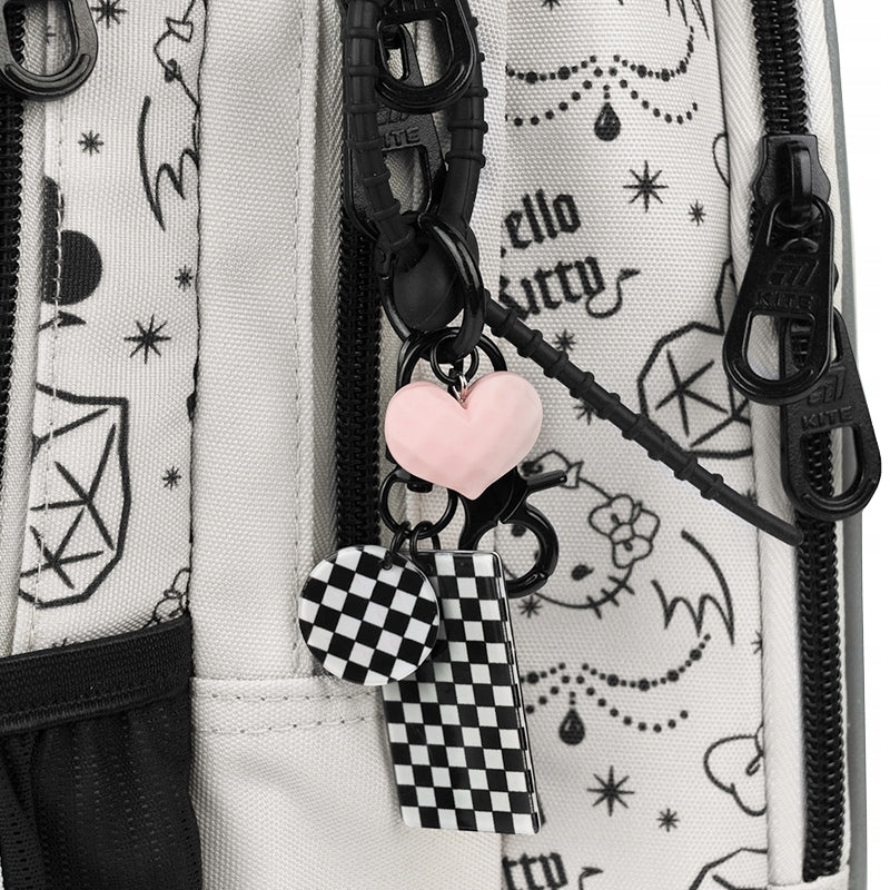 Zbliżenie na ozdobną zawieszkę Hello Kitty wykonaną z materiałów mieszanych.