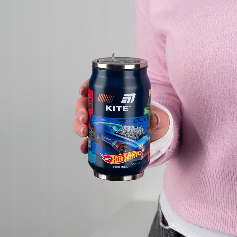 Kubek dla chłopca trzymany przez dziecko – wizualizacja poręcznego rozmiaru 350 ml.