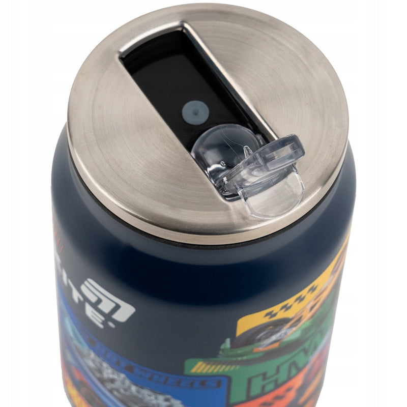 Kubek termiczny dla dzieci z otwartą pokrywką i wyciągniętą słomką do picia.