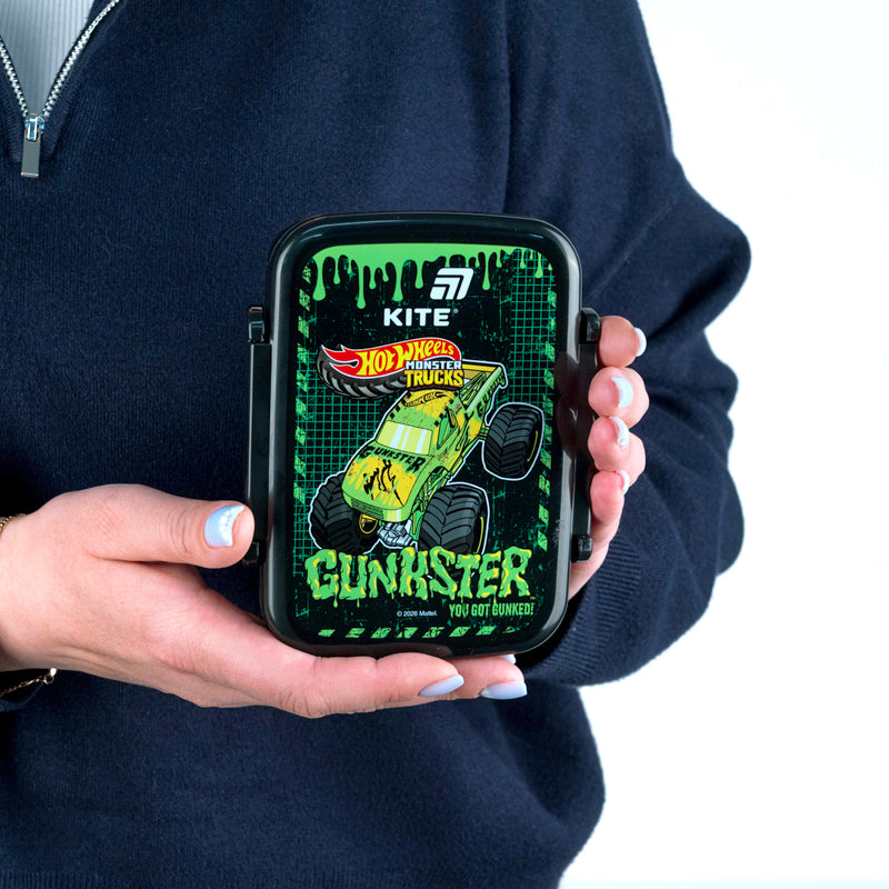 Kompaktowy snackbox Hot Wheels prezentowany na dłoni dziecka.