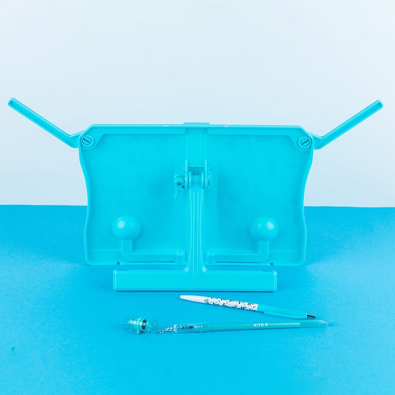 Podstawka na książki Kite K21-391-03 Letters pomoże Ci uczyć się w komforcie i przyjemności. Dobrze zorganizowane miejsce pracy ucznia pozytywnie wpływa na nastrój, produktywność i zdrowie dziecka.