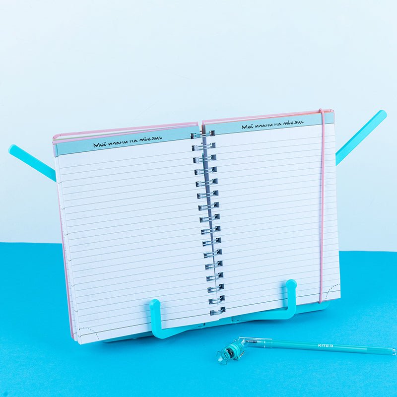 Podstawka na książki Kite K21-391-03 Letters pomoże Ci uczyć się w komforcie i przyjemności. Dobrze zorganizowane miejsce pracy ucznia pozytywnie wpływa na nastrój, produktywność i zdrowie dziecka.