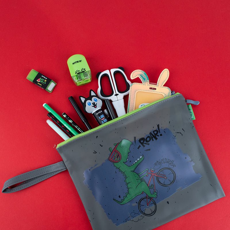 Silikonowa teczka na suwak z uchwytem na zamek B5 Kite K22-469-02 pozwoli zachować zeszyty w porządku, a także zorganizuje wzorowy porządek w plecaku. W teczce możesz umieścić zeszyty i drobne artykuły papiernicze.