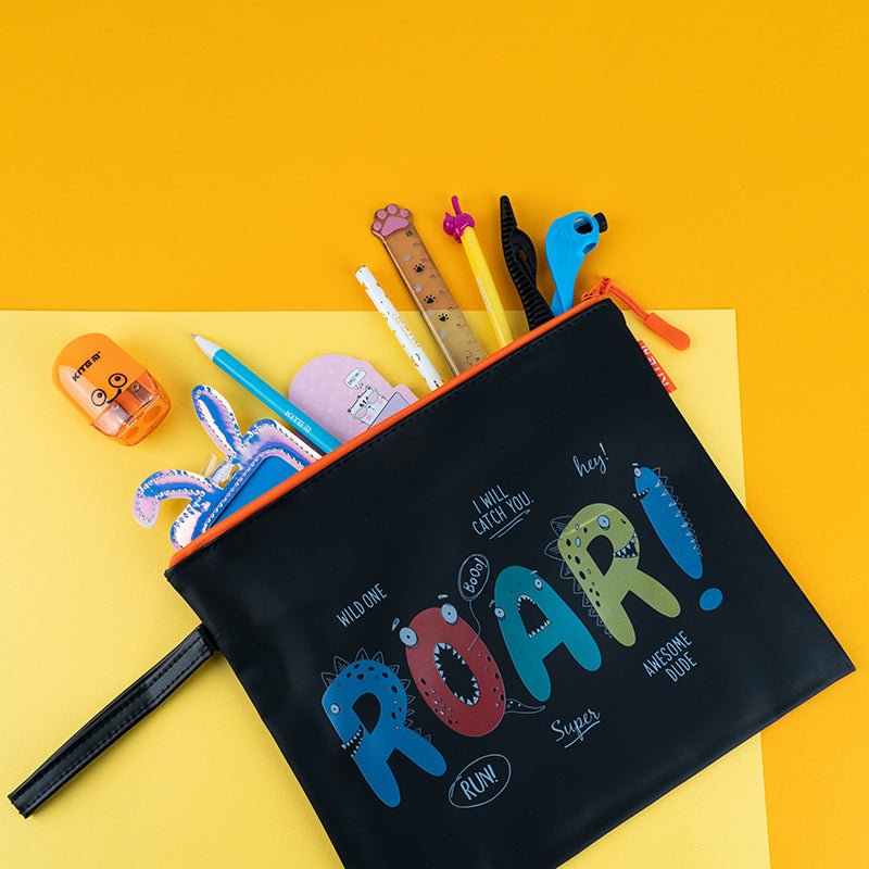 Silikonowa teczka na suwak z uchwytem na zamek B5 K22-469-04 - pozwoli zachować zeszyty w porządku, a także zorganizuje wzorowy porządek w plecaku. W teczce możesz umieścić zeszyty i drobne artykuły papiernicze.