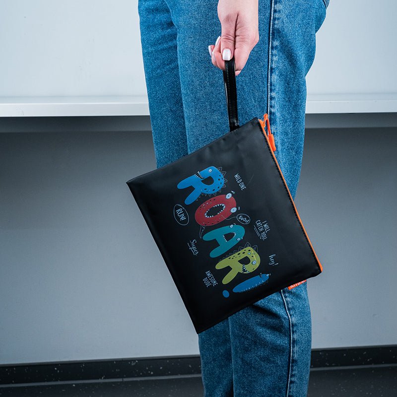 Silikonowa teczka na suwak z uchwytem na zamek B5 K22-469-04 - pozwoli zachować zeszyty w porządku, a także zorganizuje wzorowy porządek w plecaku. W teczce możesz umieścić zeszyty i drobne artykuły papiernicze.