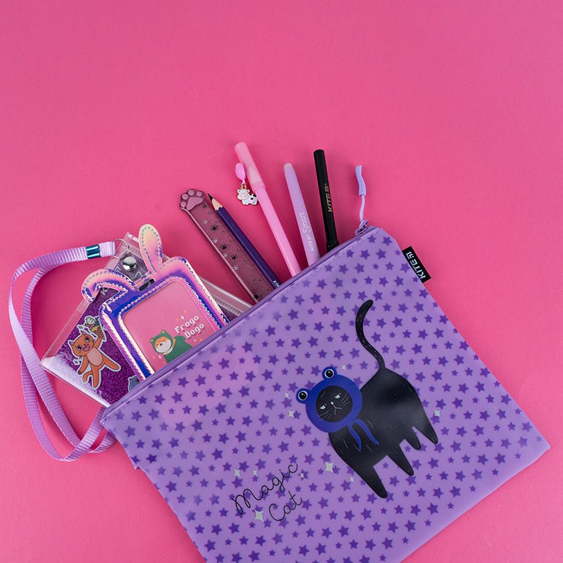 Silikonowa teczka na suwak z uchwytem na zamek B5 Kite K22-469-05 pozwoli zachować zeszyty w porządku, a także zorganizuje wzorowy porządek w plecaku. W teczce możesz umieścić zeszyty i drobne artykuły papiernicze.