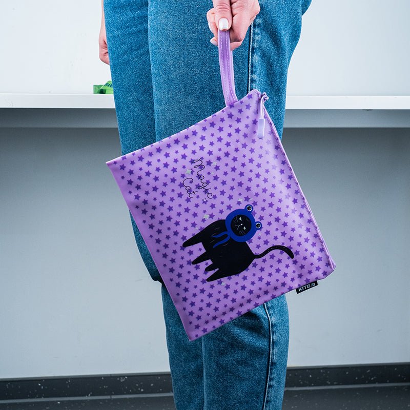 Silikonowa teczka na suwak z uchwytem na zamek B5 Kite K22-469-05 pozwoli zachować zeszyty w porządku, a także zorganizuje wzorowy porządek w plecaku. W teczce możesz umieścić zeszyty i drobne artykuły papiernicze.