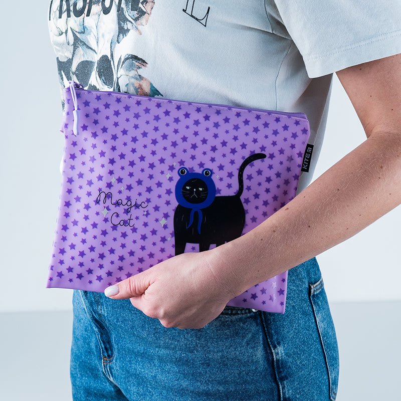 Silikonowa teczka na suwak z uchwytem na zamek B5 Kite K22-469-05 pozwoli zachować zeszyty w porządku, a także zorganizuje wzorowy porządek w plecaku. W teczce możesz umieścić zeszyty i drobne artykuły papiernicze.