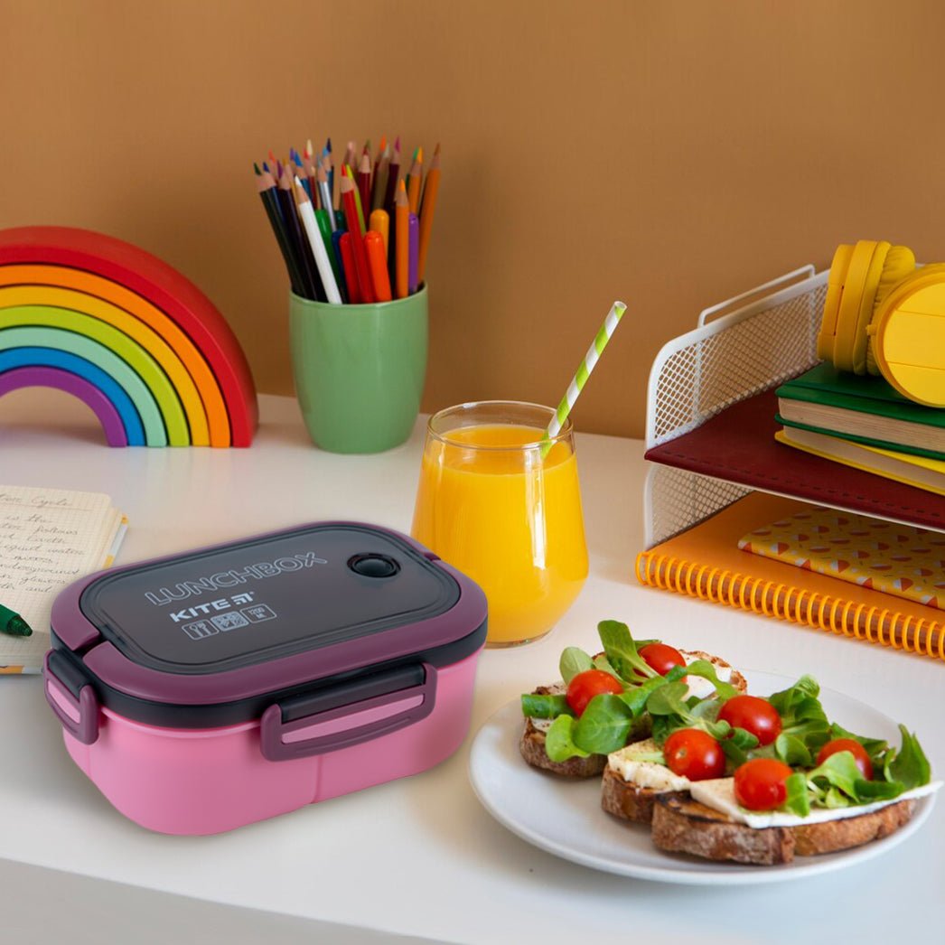 Lunchbox z przegrodkami i ze sztućcami