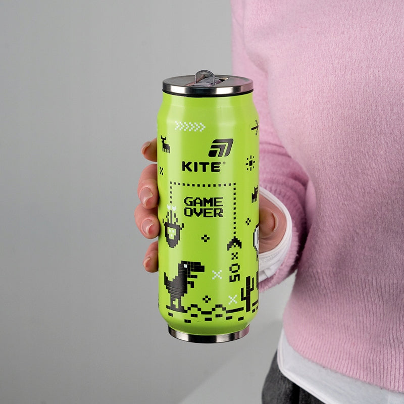 Kubek dla chłopca o pojemności 500 ml trzymany w dłoni – widok sportowego nadruku Game.