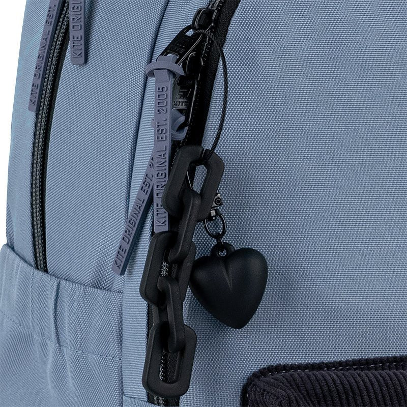 Plecak Kite K25-2575M-1 z brelokiem w kształcie serca i plastikowym łańcuszkiem