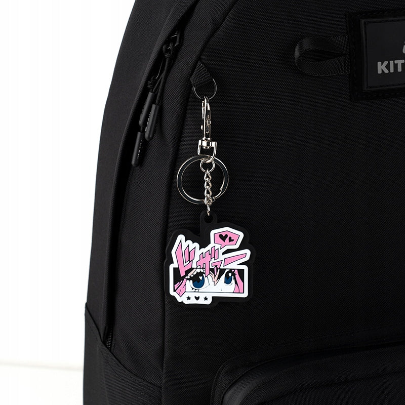 Brelok z karabińczykiem przypięty do plecaka