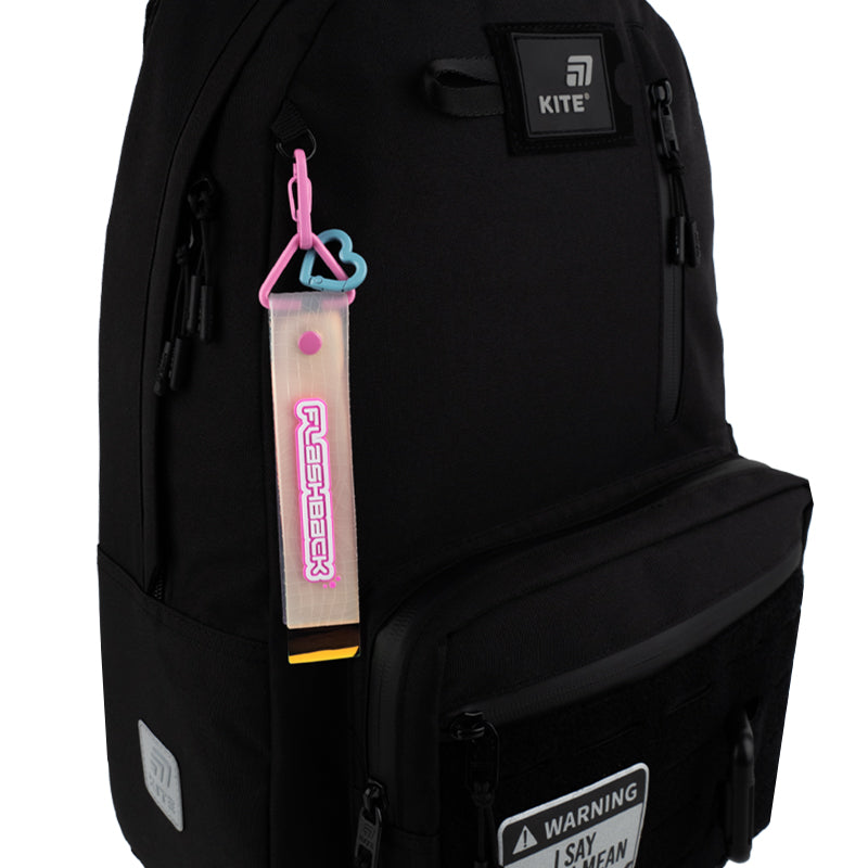 Długa tekstylna zawieszka Kite przypięta do plecaka szkolnego