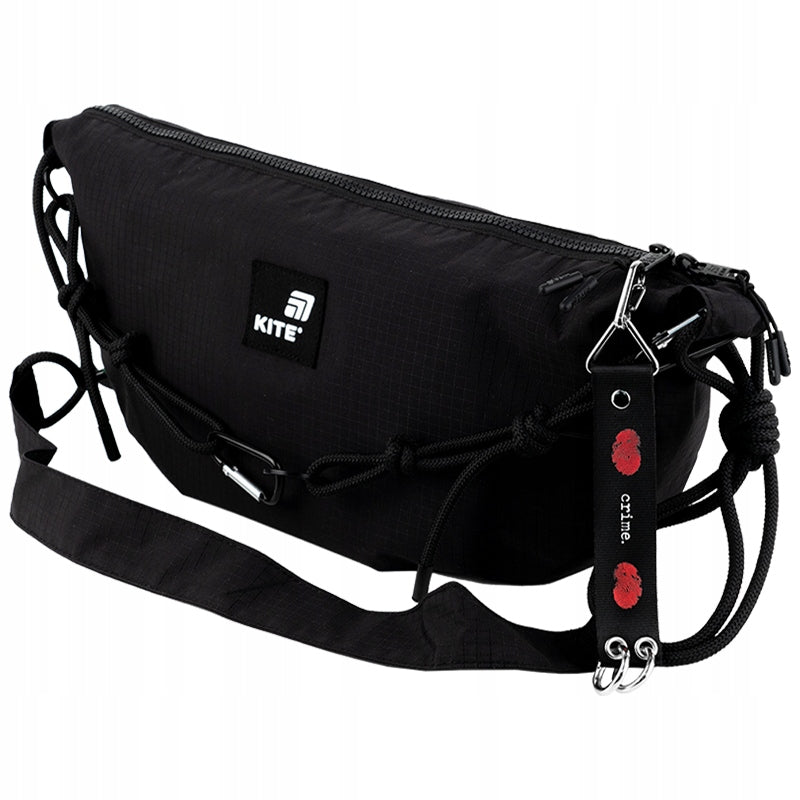 Modny brelok Kite przypięty do torby miejskiej