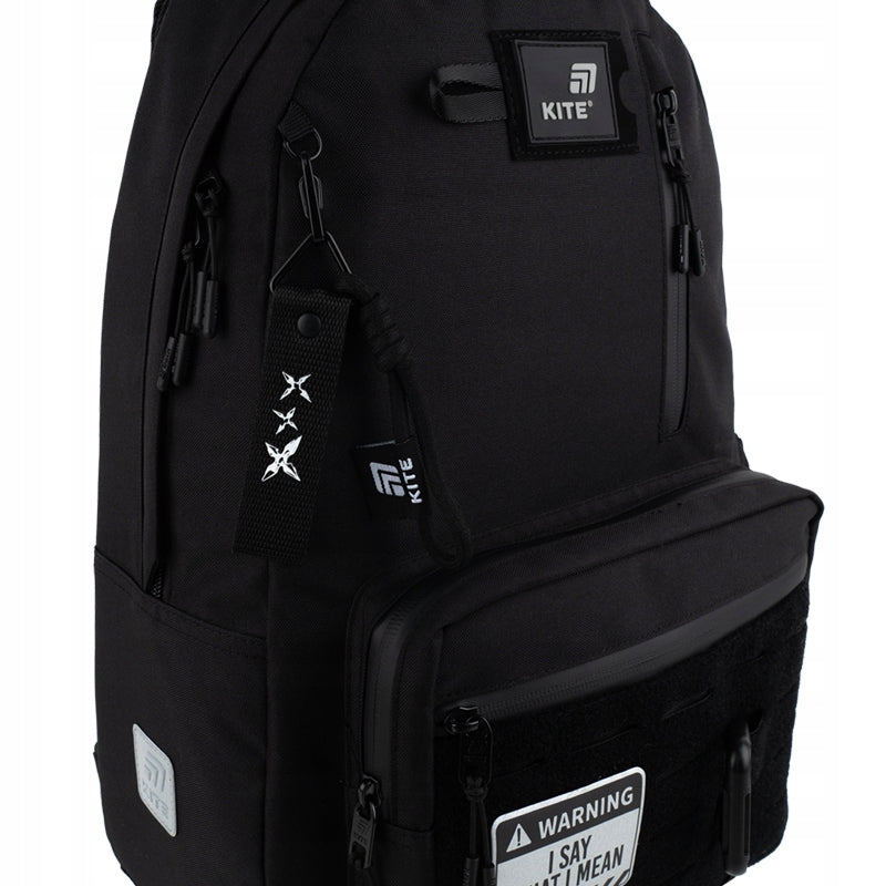 Długa zawieszka tekstylna Kite 3D przypięta do plecaka