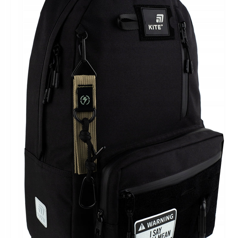 Długa zawieszka tekstylna Kite 3D przypięta do plecaka szkolnego