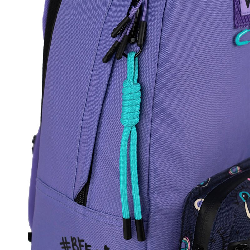 Stylowy plecak Kite K25-949L-2 z odblaskowym wzorem na przedniej kieszeni.