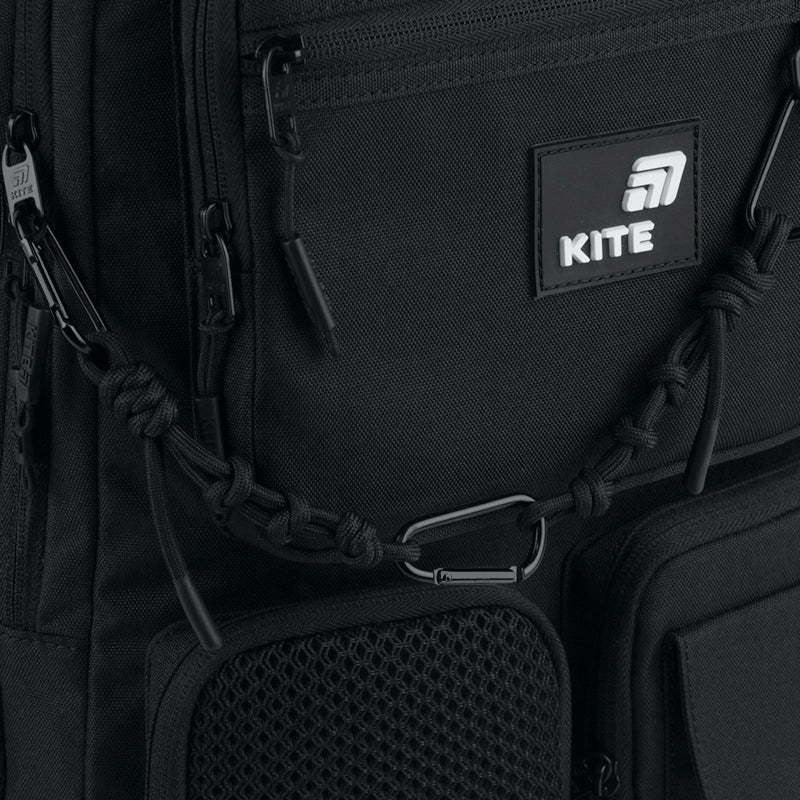 Stylowy plecak dla chłopca Kite – dekoracyjne linki i karabińczyki.