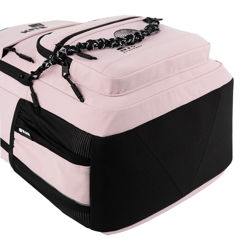 Wzmocnione, stabilne dno plecaka chroniące zawartość.