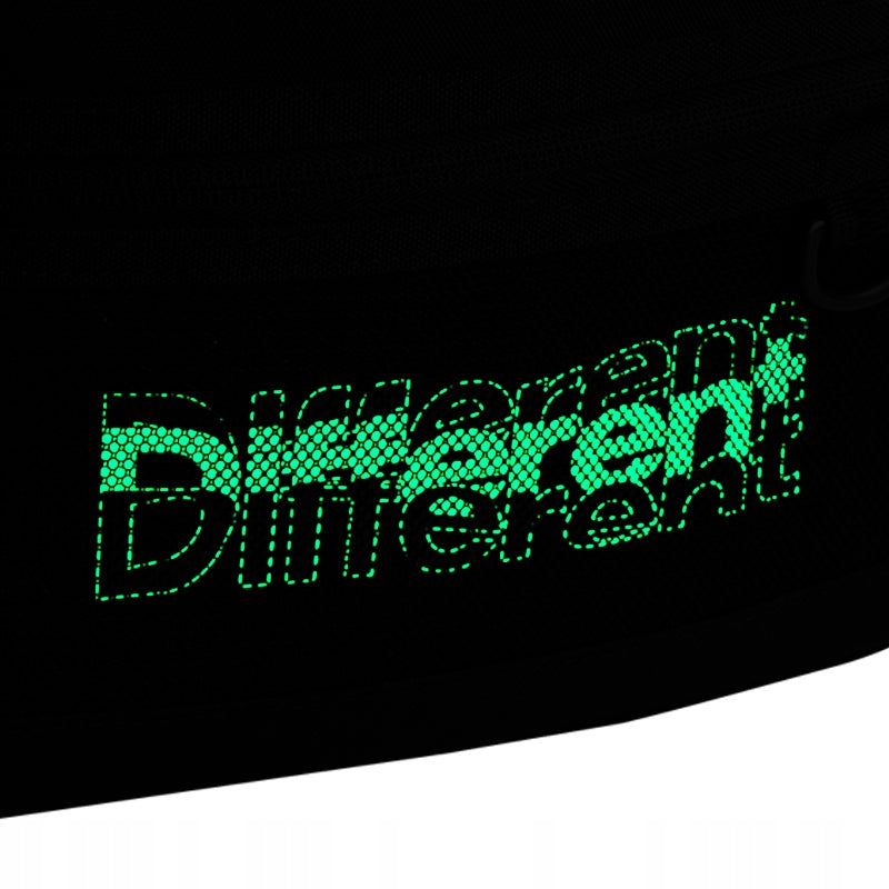 Zbliżenie na nadruk świecący w ciemności i wstawkę z siatki.