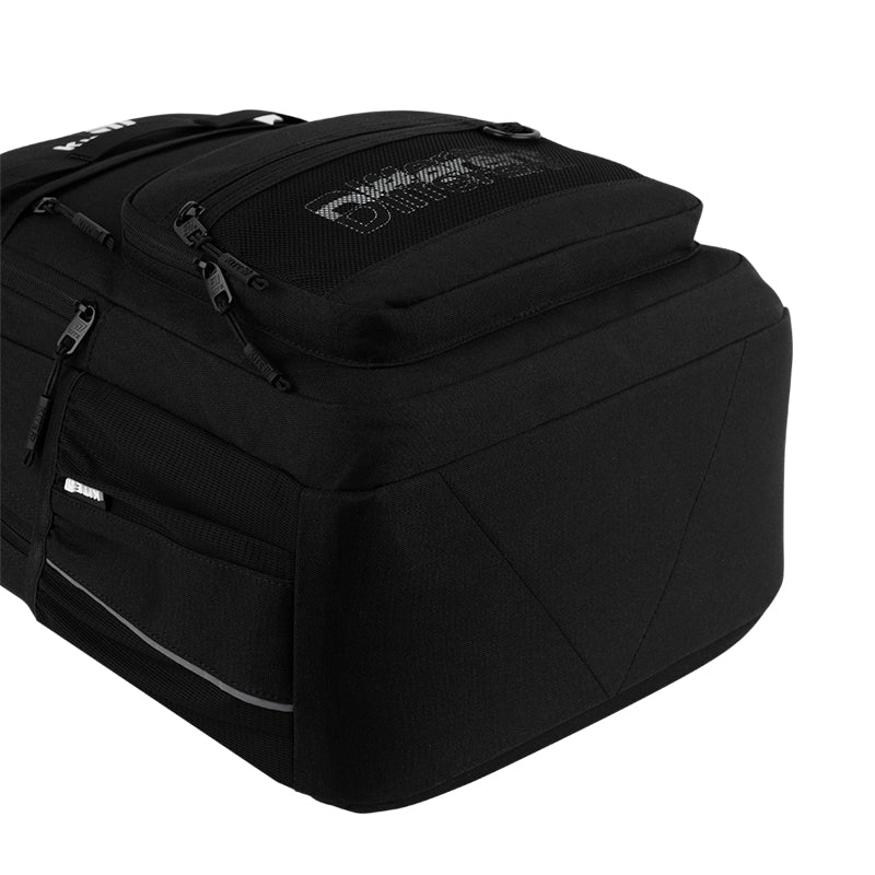 Wzmocnione i stabilne dno plecaka chroniące zawartość przed wilgocią.