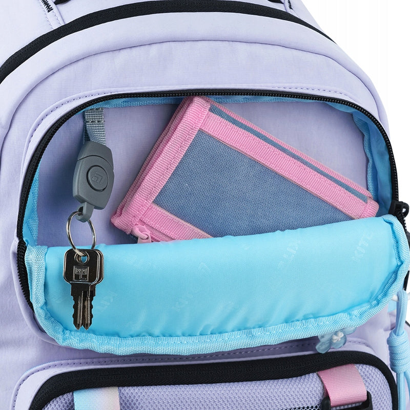 Zbliżenie na funkcjonalny zamek z karabińczykiem na kieszeni przedniej.