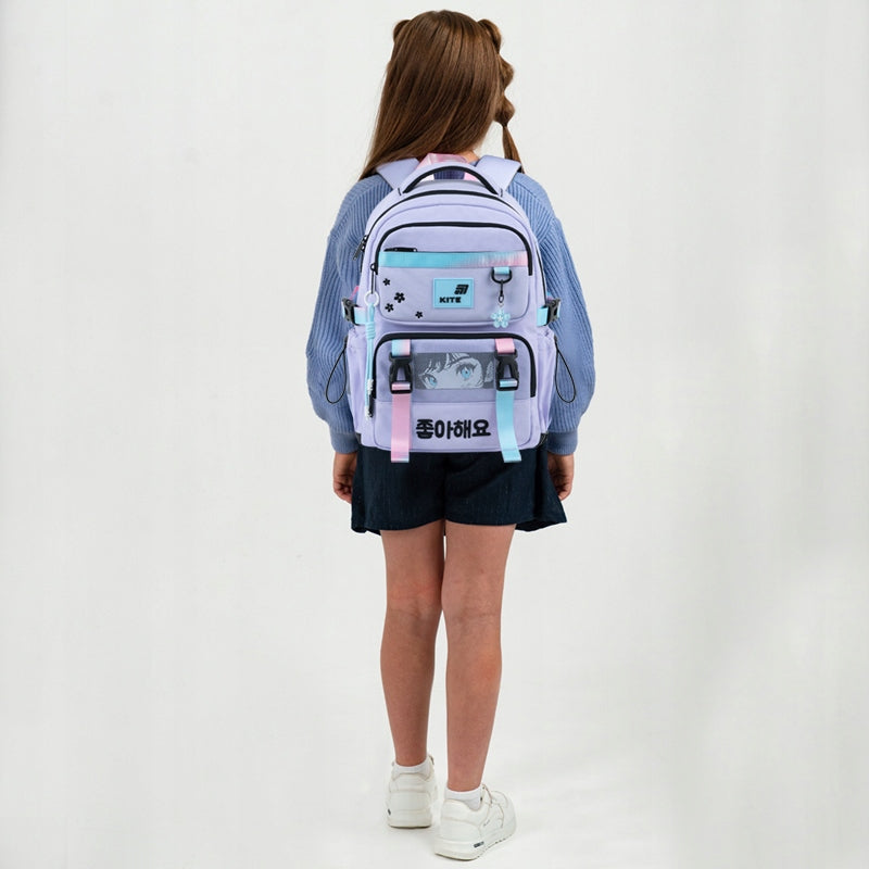 Dziecko z fioletowym plecakiem Kite na plecach – system Ergo Kids.