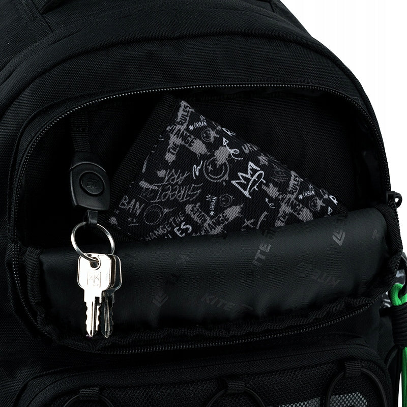 Wnętrze z organizerem i odpinanym uchwytem na klucze.