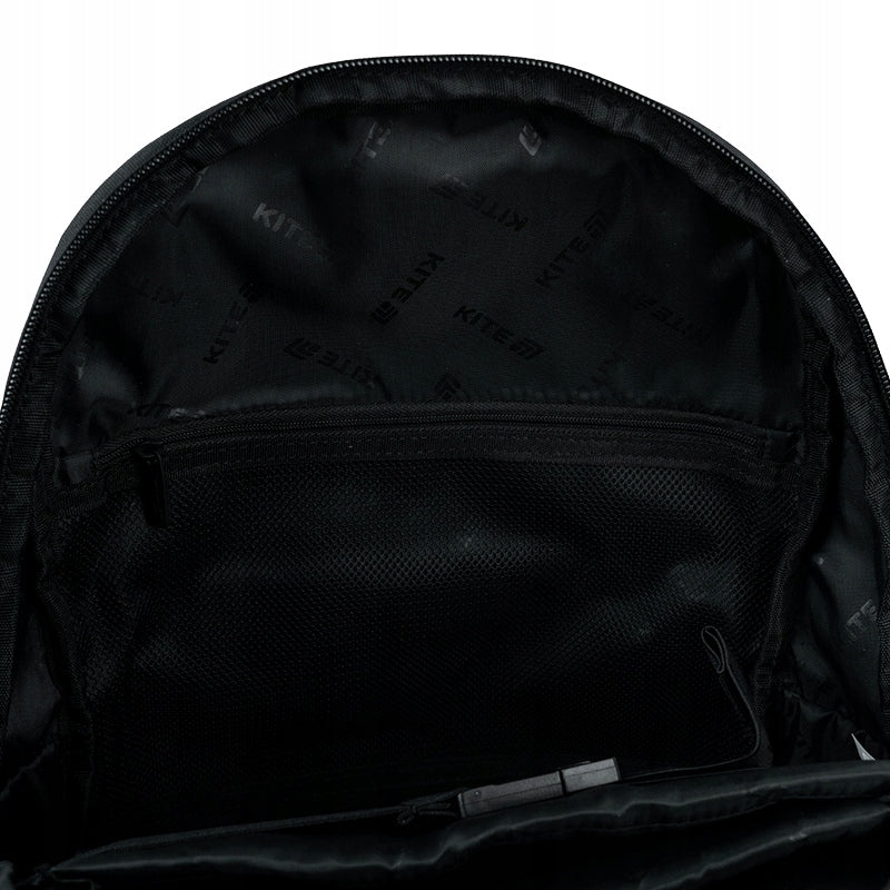 Widok ukrytej, zapinanej na zamek kieszeni wewnątrz plecaka na wartościowe przedmioty.