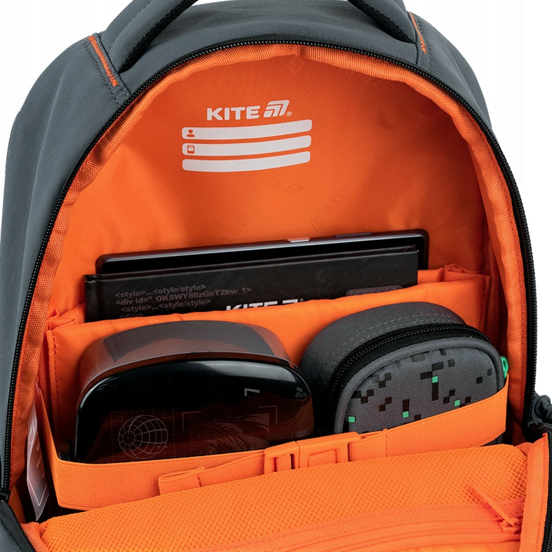 Wnętrze głównej komory z przegrodami na książki i gumką.