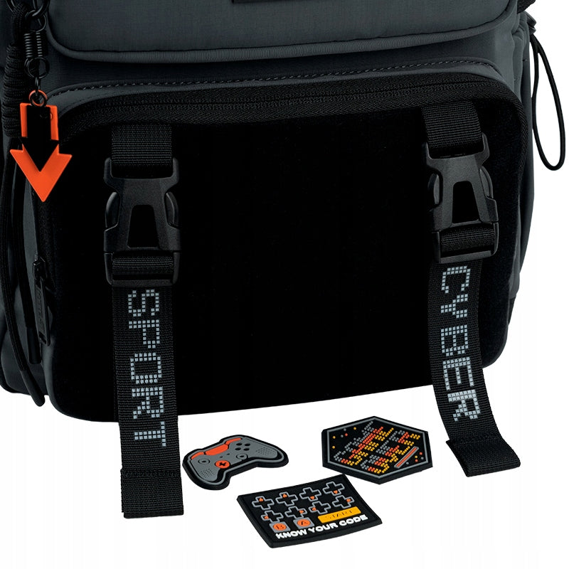 Prezentacja naszywek na rzep po zdjęciu z panelu plecaka.