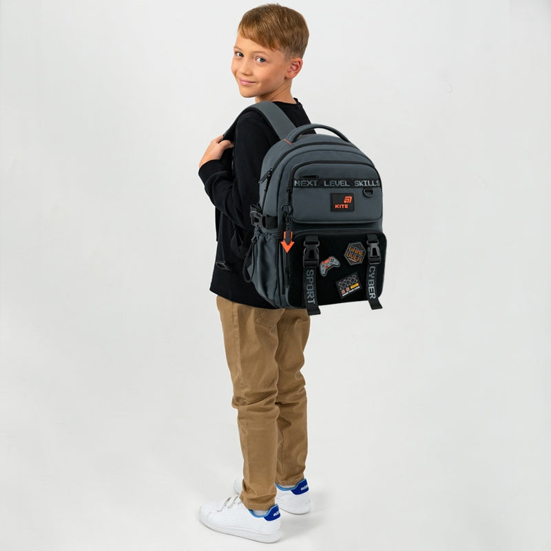 Plecak Kite prezentowany na dziecku (widok z boku), pokazujący profil szelek.