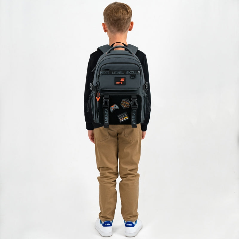 Dziecko z plecakiem Kite na plecach – idealne dopasowanie pasów piersiowych.