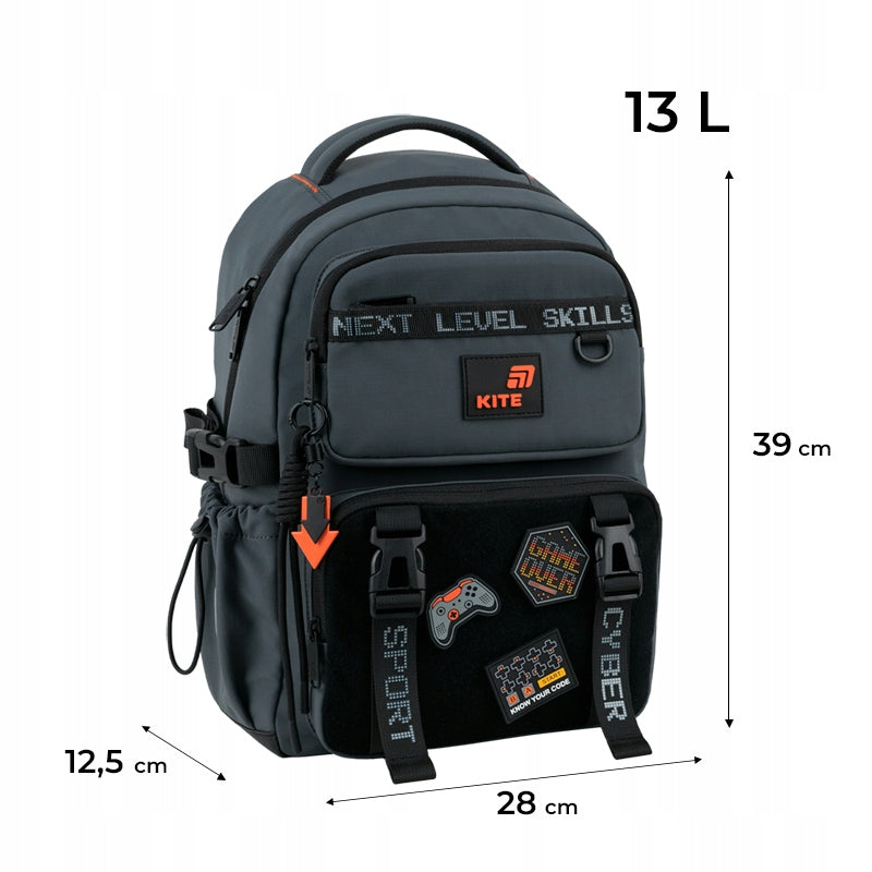 Infografika przedstawiająca wymiary i wagę plecaka szkolnego Kite.