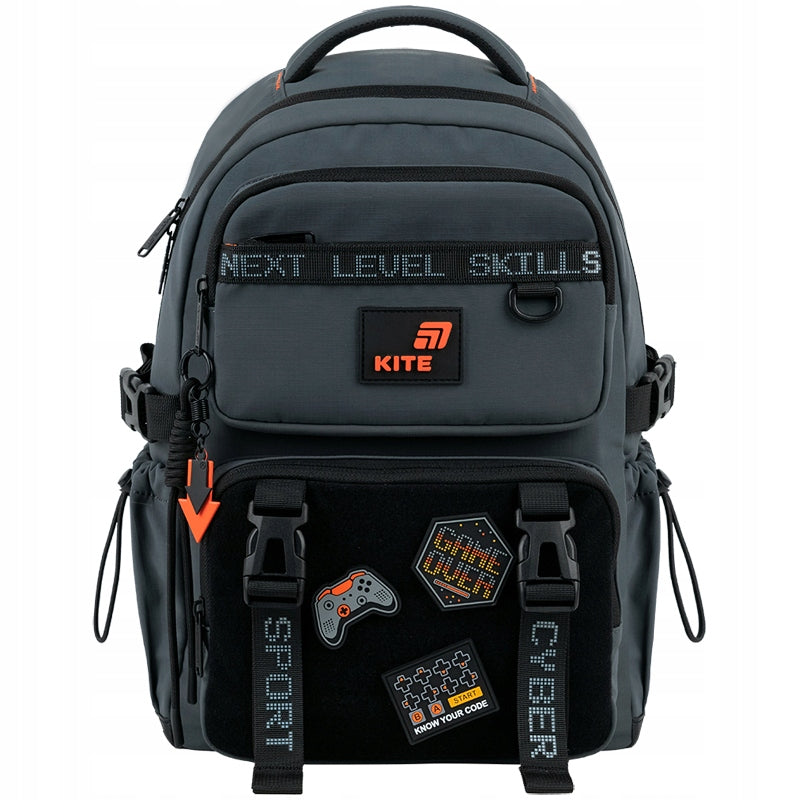Widok plecaka Kite z przodu z widocznymi naszywkami i dekorami.