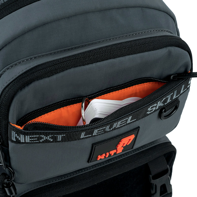 Przednia kieszeń plecaka na drobne przybory szkolne.