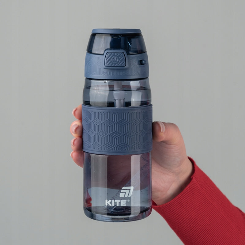 Bidon sportowy Kite trzymany za gumowaną strefę chwytu.