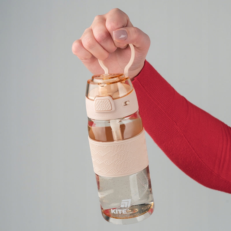 Bidon sportowy Kite trzymany za antypoślizgową strefę chwytu.