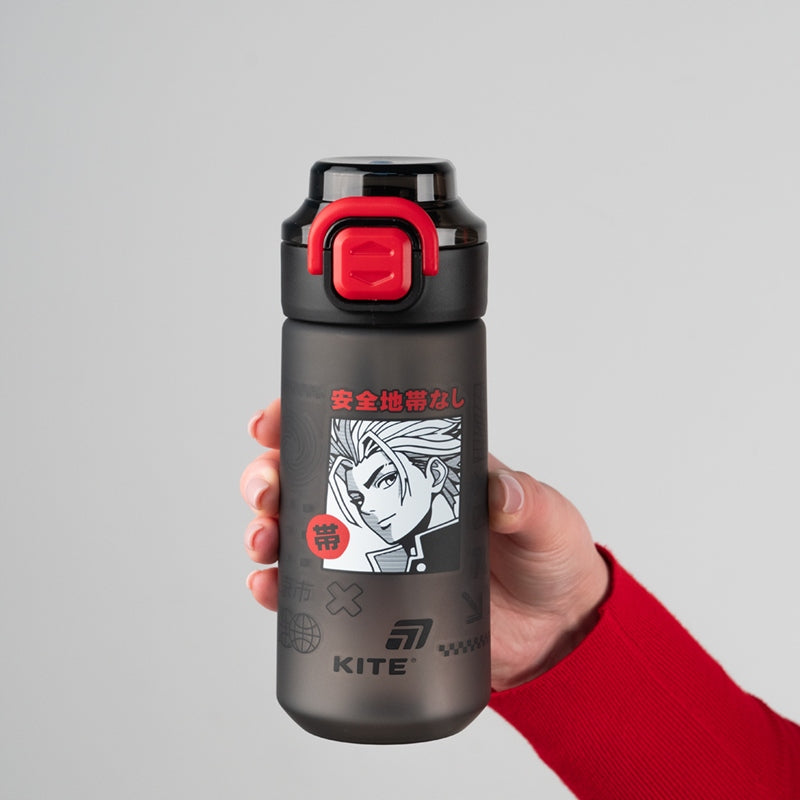 Czarna butelka 560 ml w dłoni Kite — prezentacja ergonomicznego kształtu i matowej powłoki.