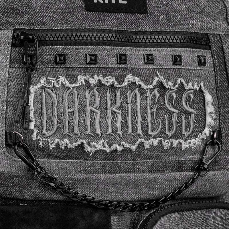 brelok z karabińczykiem jako akcesorium plecaka Kite