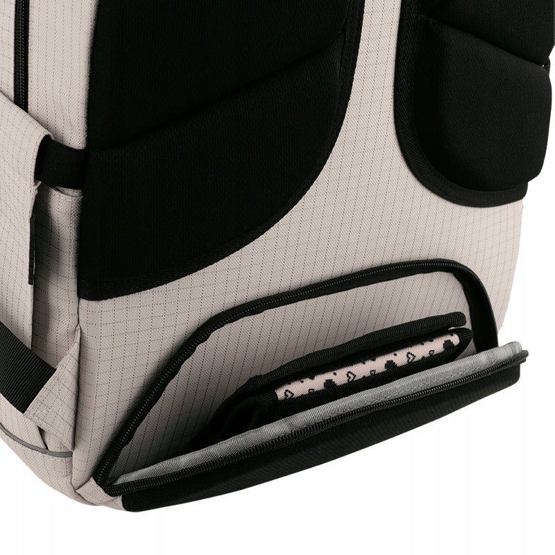 Bezpieczna kieszeń w plecach – dyskretny schowek na cenne przedmioty.