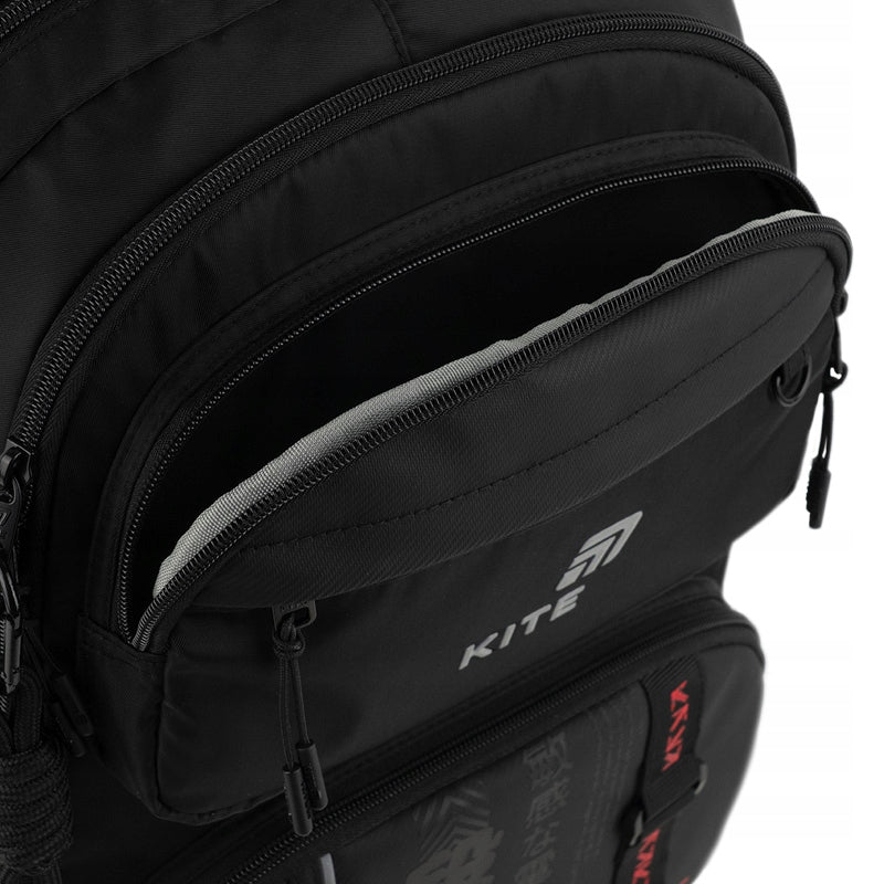 Wewnętrzna sekcja na przybory piśmiennicze i drobiazgi.