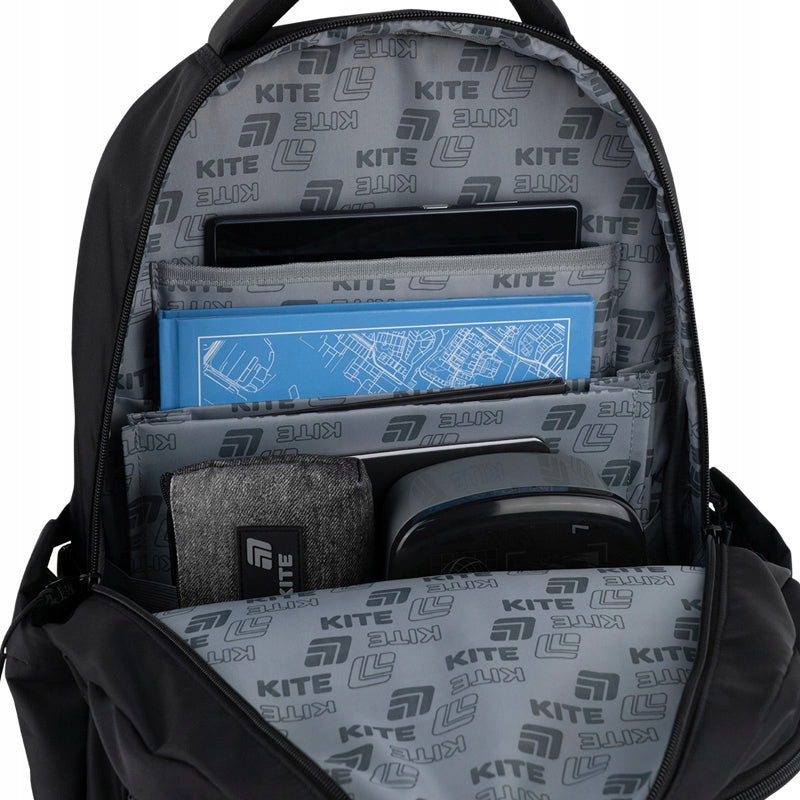 Wewnętrzne przegrody z gumką trzymające zeszyty na miejscu.