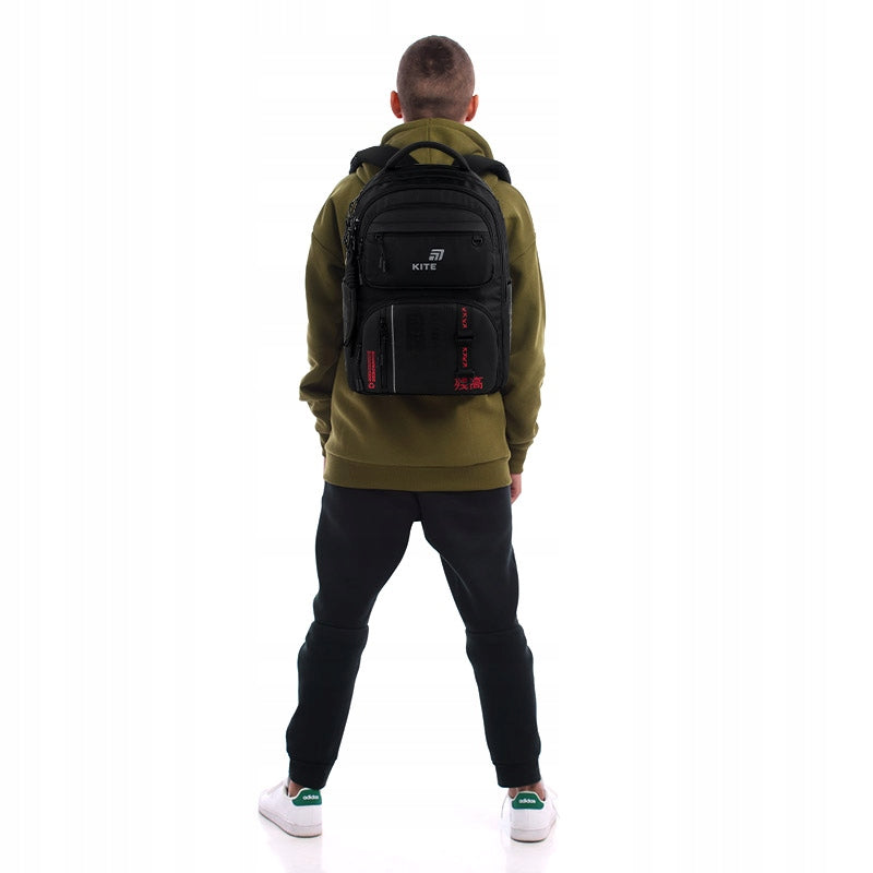 Nastolatek z plecakiem na plecach.