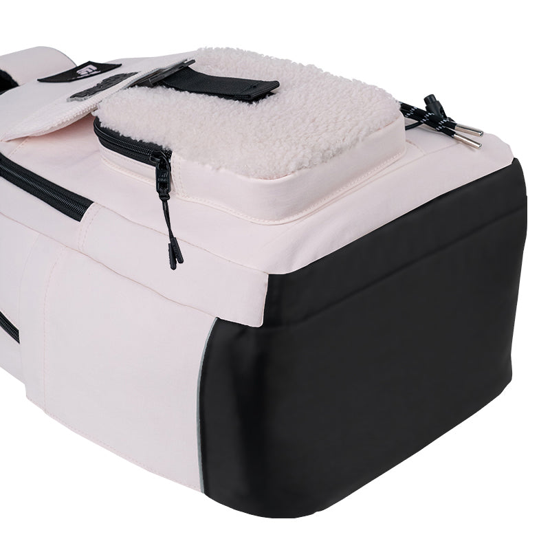 Wzmocniona podstawa plecaka zapewniająca stabilność i trwałość konstrukcji.