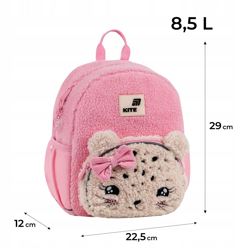 Infografika z wymiarami różowego plecaka i opisem jego funkcji.