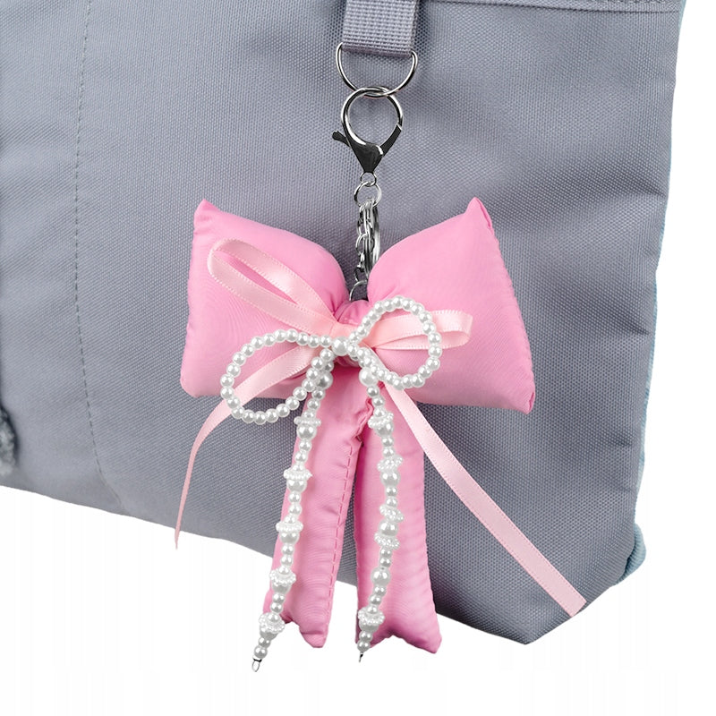 Zawieszka do plecaka Kite zamocowana na suwaku – stylowy akcent dekoracyjny.