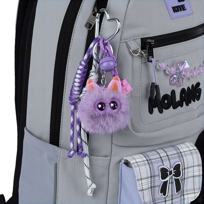Zawieszka do plecaka Kite zamocowana przy suwaku – stylowa ozdoba streetwear.